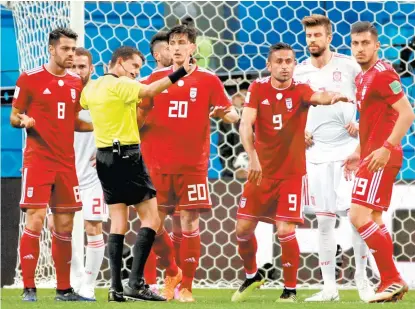  ??  ?? Los iraníes protestan por el gol que les fue anulado