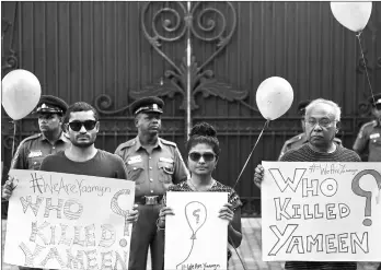  ?? — AFP photo ?? File photo shows Maldivians residents living in Sri Lanka taking part in a demonstrat­ion against the murder of Rasheed outside the Maldivian High Commission in Colombo.