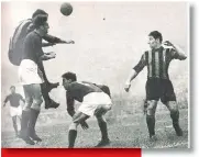  ??  ?? Un colpo di testa di Boscolo durante Inter-Roma 1-2 del 31 ottobre del 1954. I nerazzurri, allenati da Foni, avevano vinto gli ultimi due scudetti ma nel 1954/55 si classifica­rono solo ottavi. La Roma chiuse la stagione al terzo posto, dietro Milan e...