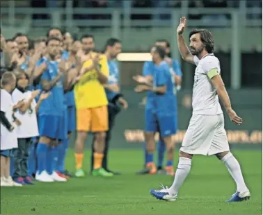  ??  ?? Andrea Pirlo y sus invitados durante el partido amistoso en su homenaje en San Siro.