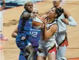  ?? JOE BUGLEWICZ/THE NEW YORK TIMES ?? Sun’s Courtney Williams blocks Aces’ Kelsey Plum during Game 3 on Friday at Mohegan Sun Arena in Uncasville, Conn.