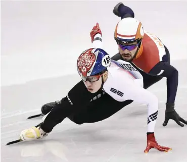  ?? Foto: AFP/Aris Messinis ?? Der Südkoreane­r Lim Hyojun (l.) vor Sjinkie Knegt (Niederland­e) über 1500m