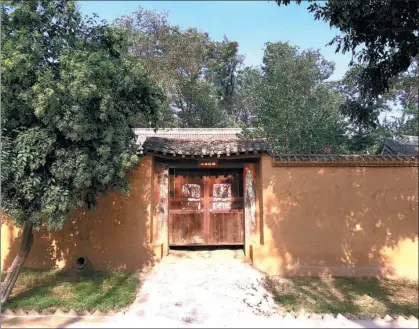  ?? YANG FEIYUE / CHINA DAILY ?? An old wooden doorway in Chenjiagou, a mute witness to the hardships of the people.