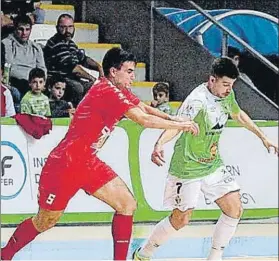  ?? FOTO: LNFS ?? Catela, de Palma Futsal, disputa un balón con Edu, de Naturpelle­t Segovia