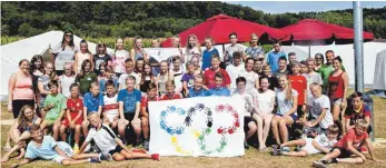  ?? SZ-FOTO: KURT EFINGER ?? Viel Spaß im Zeltlager der Sportkreis­jugend haben diese Kinder und Jugendlich­en.