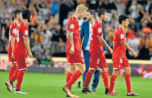  ??  ?? DECEPCIÓN. Los sevillista­s, cabizbajos tras la derrota sufrida en Mestalla.