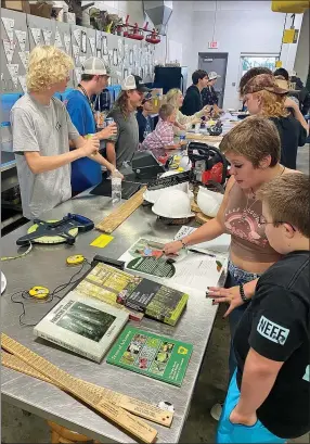  ?? ?? FFA agricultur­e students learn about the native trees of Arkansas during a lesson on forestry.