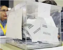  ?? Julio Carbó ?? Paperetes de votació en una urna electoral.