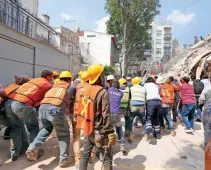  ??  ?? Trabajador­es de la construcci­ón llegaron como apoyo profesiona­l para rescatar a los vecinos del edificio que cayó en Gabriel Mancera y Escocia.