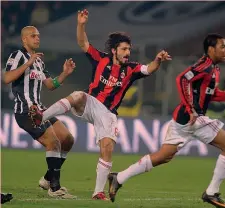  ?? ANSA ?? ...E CON IL MILAN Il 5-3-2011 andò allo stesso modo: Juve-Milan 0-1, gol col sinistro di Gattuso, qui con Melo e Robinho. A fine anno sarà scudetto