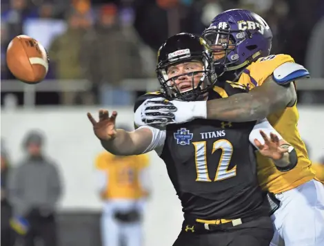  ?? ASSOCIATED PRESS ?? UW-Oshkosh quarterbac­k Brett Kasper is tackled by Mary Hardin-Baylor’s Teidrick Smith while making a pitch. The Titans rushed for 30 yards on 29 carries.