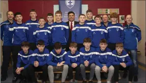  ??  ?? The Blessingto­n under-15 football team with special guest Des Cahill.