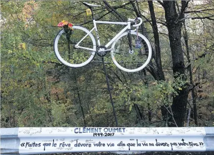  ?? PIERRE OBENDRAUF ?? Clément Ouimet’s bike was on display Wednesday, along with a railing painted as a memorial, at a ghost bike ceremony on Voie Camillien-Houde. Ouimet’s family is seeking increased road safety and told organizers they wanted politician­s to attend the...