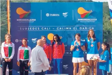  ??  ?? PREMIACIÓN. El equipo de remo nacional recibe la medalla de bronce en par de remos cortos femenino.