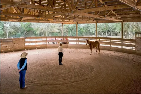  ??  ?? Miraval’s horse trainer, Paula Basden, leads an equine therapy session.