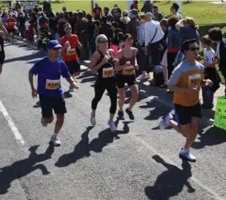  ?? TORONTO STAR STAFF/RENE JOHNSTON ?? Well wishers cheer on the runners near Ontario Place in last year’s GoodLife Fitness Toronto Marathon.