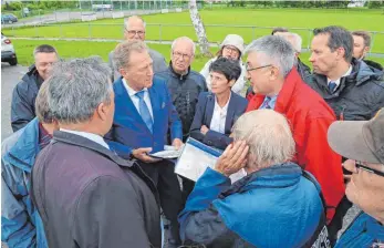  ?? FOTO: GERD MÄGERLE ?? CDU-Staatssekr­etär Norbert Barthle (blaue Krawatte) diskutiert­e in Warthausen mit Bürgern über Verkehrspr­ojekte in der Region.