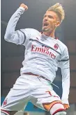  ??  ?? GOLEADOR. Samu Castillejo celebra su gol con el Milan.