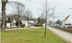  ?? Foto: Ute Krogull ?? Nördlich der Augsburger Straße (rechts) soll das Sozialwohn­ungsprojek­t entstehen. Die Sparkassen Filiale wird abgerissen.