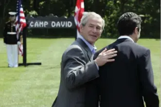  ?? Foto: Jason Reed, Reuters/ntb ?? Danmarks davaerende statsminis­ter Anders Fogh Rasmussen sammen med USAS president George W. Bush.