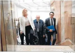  ?? YOAN VALAT / EFE ?? Marine Le Pen sube las escaleras de un hotel antes de una rueda de prensa.