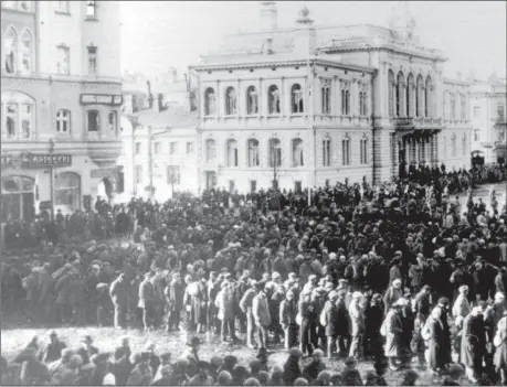  ?? FOTO: LEHTIKUVA/ KRIGSMUSEE­T ?? STRIDEN öVER. Efter att de vitas trupper erövrat Tammerfors i början av april 1918 samlade segrarna de röda fångarna på Keskustori i väntan på transporte­n vidare till fångläger och rättegånga­r.