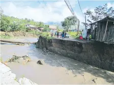  ??  ?? CRECIDAS. El agua socavó las bases de varias casas, que ahora son un peligro para los dueños.