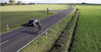  ?? FOTO: ZDF/FELIX GREIF ?? Experiment in Kremmen-Linum: Kristin Garner testet, wie gefährlich Überholvor­gänge auf Landstraße­n ohne Radweg sind.