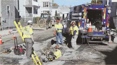  ?? STAFF FILE PHOTO BY NICOLAUS CZARNECKI ?? ‘SCARY WHAT HAPPENED IN LAWRENCE’: As workers continue efforts to restore gas service in Lawrence, above, Woburn residents were wary after Monday’s gas overpressu­rization in their town Monday.