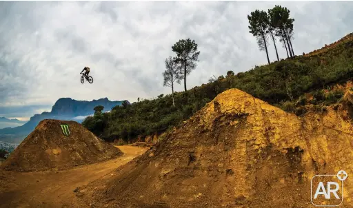  ?? PICTURES: ERIC PALMER ?? UP AND AWAY: Stellenbos­ch-born freerider Theo Erlangsen during a practice run ahead of this weekend’s Monster DarkFEST.