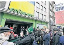  ?? FOTO: DPA ?? Immer wieder kam es in der zurücklieg­enden Woche vor der Parteizent­rale der Grünen zu Protesten. Zuletzt hatten Aktivisten die Räume besetzt.