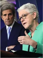  ??  ?? John Kerry et Gina McCarthy, deux des conseiller­s de Joe Biden sur le climat.