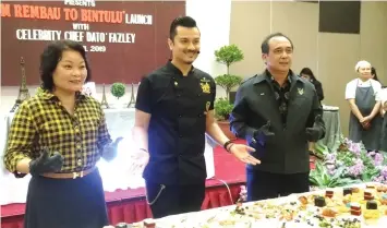  ??  ?? Mary Teh (left) and Jack (right) give their thumbs-up to Fazley’s Sweet Table demonstrat­ion during the pre-launch of the ‘From Rembau to Bintulu’.