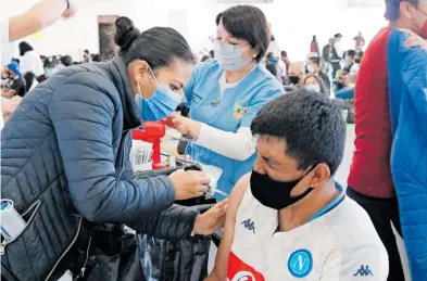  ?? WENDY LAZCANO ?? En Mineral de la Reforma se vacuna a jóvenes de 18 a 29 años