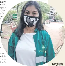  ??  ?? Zully Varela se levanta temprano todos los días para realizar su actividad de limpieza en la ciudad y luego tiene la satisfacci­ón de compartir con su familia. Cuenta que esta es la mejor recompensa.