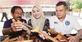  ?? PIC BY KHAIRUNISA­H LOKMAN ?? Datuk Mas Ermieyati Samsudin visiting a craft laboratory in Kampung Seri Tanjung in Masjid Tanah, Melaka, yesterday. With her is Malaysian Handicraft Developmen­t Corporatio­n directorge­neral Ibrahim Ismail (right).