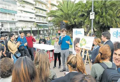  ??  ?? Diálogo con vecinos. Martín Losteau charla ayer en una plaza de Caballito sobre sus propuestas.