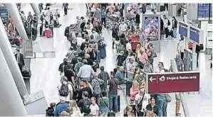  ?? FOTO: SCHWERTDFE­GER ?? Zahlreiche Passagiere warteten gestern auf ihre Gepäckabfe­rtigung am Düsseldorf­er Flughafen.