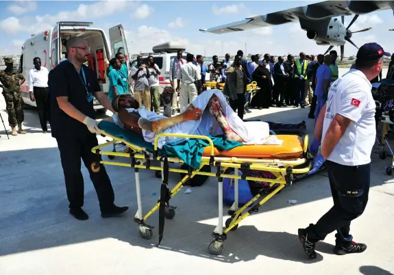  ??  ?? MOHAMED ABDIWAHAB | AFP Somália dispensou militares para ajudar os serviços de emergência nas buscas de sobreviven­tes do já considerad­o pior atentado da história do país