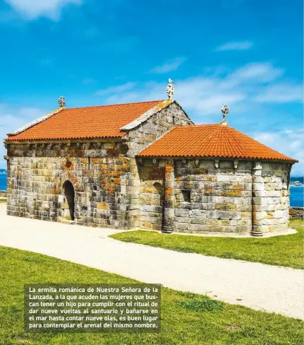  ??  ?? La ermita románica de Nuestra Señora de la Lanzada, a la que acuden las mujeres que buscan tener un hijo para cumplir con el ritual de dar nueve vueltas al santuario y bañarse en el mar hasta contar nueve olas, es buen lugar para contemplar el arenal del mismo nombre.