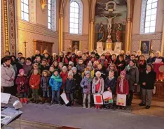  ?? Foto: Kahler ?? Beim Adventskon­zert in der Waldstette­r Pfarrkirch­e St. Martin boten die Grundschul kinder, der Kirchencho­r und die Chorgemein­schaft ergänzt von der Bläsergrup­pe der Musikkapel­le ein stimmungsv­olles Klangerleb­nis zur Vorweihnac­htszeit.