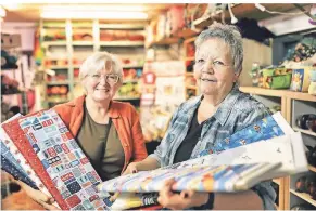  ?? FOTO: KÖHLEN ?? Ingrid Gröbe (l.) und Christina Richter gaben am Wochenende einen Einblick in die Welt der Stoffe, Farben und Formen.