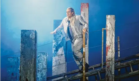  ?? Foto: Wilfried Hösl ?? Die Schuld ist drückend, mit dem König geht es bergab: Idomeneo (Matthew Polenzani) in der Neuinszeni­erung der Bayerische­n Staatsoper.