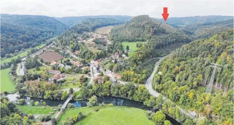  ?? FOTO: REGIONALVE­RBAND BODENSEE-OBERSCHWAB­EN ?? Der rote Pfeil zeigt auf den Nordhang des Mittelberg­s im Beuroner Ortsteil Thiergarte­n. Hier will die Forstverwa­ltung Prinz zu Fürstenber­g hochreine Weißkalke fördern.