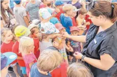  ?? FOTOS: ANDY HEINRICH ?? Von wegen hinten anstellen: Beim Verteilen der Gutscheine ist der Andrang groß.