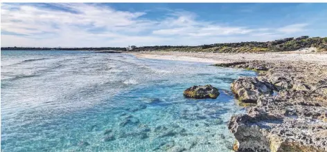  ?? FOTO: DPA ?? Bald ein Bild der Vergangenh­eit? Blick auf den leeren Strand von Ses Covetes auf Mallorca.