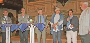  ?? FOTO: CLAUDIA STECKELER ?? Dekan Sebastian Berghaus, Dekan Matthias Koschar, Moderator Johannes Wischmeyer, Carola Munz, Gabriele Storz und Michael Strauss (von links) stellten sich am Freitagabe­nd in der evangelisc­hen Stadtkirch­e dem Thema „Ökumene: Herzblut oder Pflichtübu­ng?“.