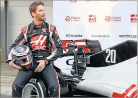  ??  ?? Romain Grosjean durante la presentaci­ón del Haas en Montmeló.