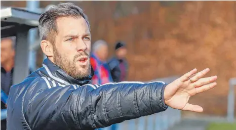  ?? FOTO: ALEXANDER HOTH ?? Dezember 2018: Patrick Mayer als Trainer des SV Beuren an der Seitenlini­e.