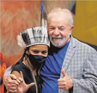  ?? REUTERS ?? El expresiden­te de Brasil Lula da Silva, posa con una mujer indígena//